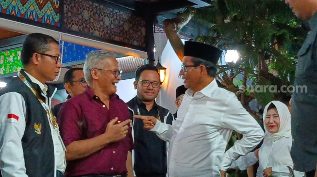 Cawapres Mahfud MD saat tiba di Media Center Tim Pemenangan Nasional (Medcen TPN), Jakpus. (Suara.com/Dea)