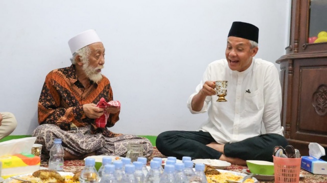 Bakal capres Ganjar Pranowo saat sowan ke Abuya KH Ahmad Muhtadi bin Dimyathi al Bantani atau Abuya Muhtadi di area Pondok Pesantren Roudatul Ulum, Kampung Cidahu, Dusun Tanagara, Kabupaten Pandeglang, Banten, Senin (13/11/2023). (Dok. Tim Media Ganjar)