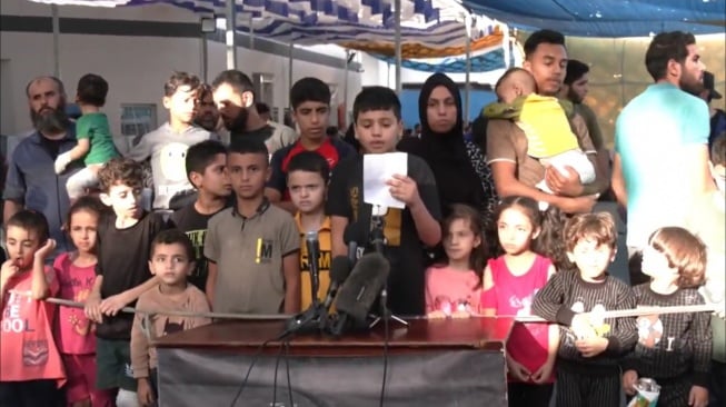 Anak-anak di Gaza melakukan konferensi pers di dekat Rumah Sakit Al-Shifa (X)