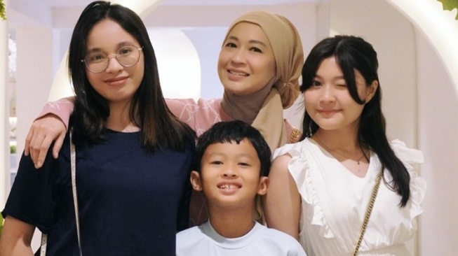  Artis Melahirkan Tanpa Suami (Instagram/@okieagustina_)