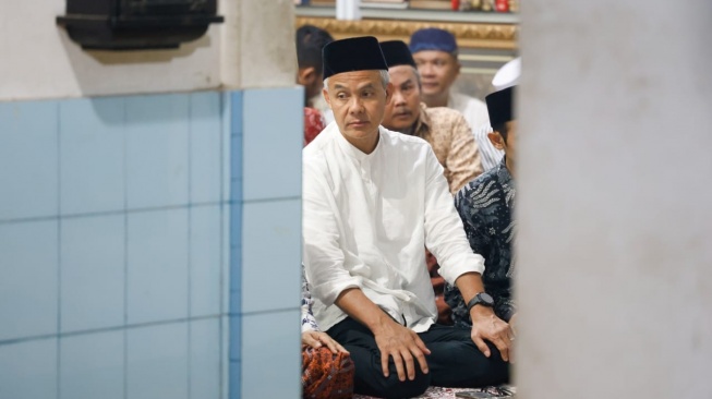 Bakal capres Ganjar Pranowo saat sowan ke Abuya KH Ahmad Muhtadi bin Dimyathi al Bantani atau Abuya Muhtadi di Pondok Pesantren Roudatul Ulum, Kampung Cidahu, Dusun Tanagara, Kabupaten Pandeglang, Banten, Senin (13/11/2023). (Dok. Tim Media Ganjar)