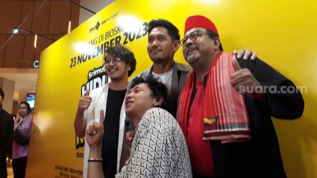 Para pemain film Srimulat: Hidup Memang Komedi i kawasan Epicentrum, Jakarta, Senin (13/11/2023).[Suara.com/Ummi Hadyah Saleh]