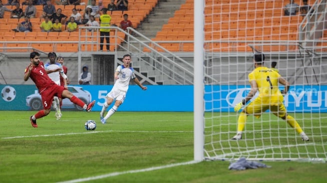 Pesepak bola Timnas Inggris U-17 Rigg Chris melakukan tembakan ke gawang Timnas Iran U-17 pada pertandingan Grup C Piala Dunia U-17 2023 di Jakarta International Stadium (JIS), Jakarta, Selasa (14/11/2023). [Suara.com/Alfian Winanto]