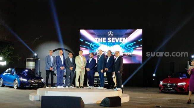 Jajaran manajemen PT Mercedes-Benz Indonesia lalu Inchcape Indonesia mengenalkan The Seven Stars produk-produk terbaru Mercedes-Benz yang mana hadir di tempat Indonesia sekaligus susunan terbaru organisasi produsen juga distribusi otomotif ini [Suara.com/CNR ukirsari].