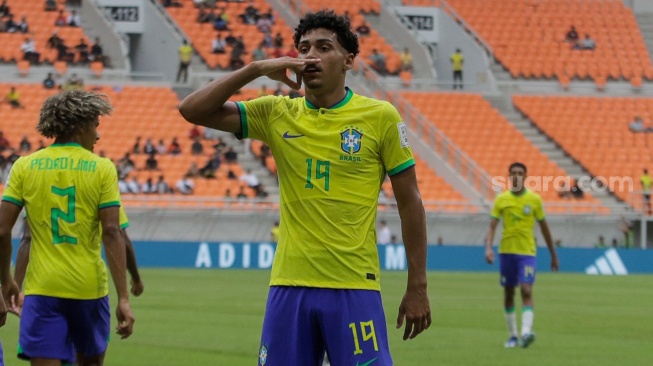 Pesepak bola Timnas Brasil U-17 Luighi berselebrasi usai berhasil mencetak gol ke gawang Timnas Kaledonia Baru U-17 pada pertandingan Grup C Piala Dunia U-17 2023 di Jakarta International Stadium (JIS), Jakarta, Selasa (14/11/2023). [Suara.com/Alfian Winanto]