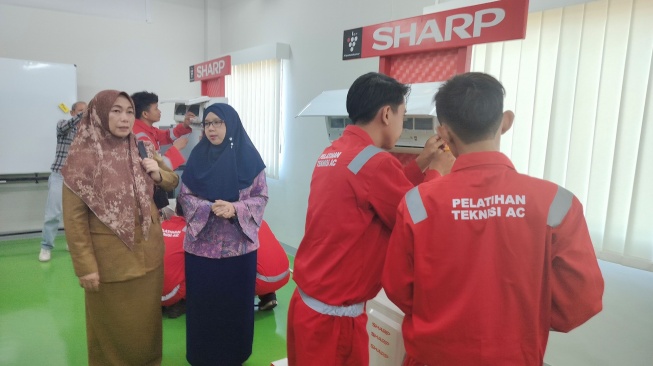 Pelatihan teknisi AC handal masyarakat Karawang oleh PT Sharp Electronics Indonesia. [Sharp Electronics Indonesia]