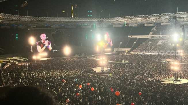 Coldplay menggelar konser di Stadion Utama Gelora Bung Karno (GBK), Jakarta, Rabu (15/11/2023). [Pahami.id/Rena Pangesti]