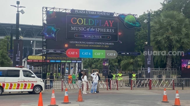 Penampakan luar lokasi konser Coldplay di SUGBK, Jakarta. (Suara.com/Faqih)