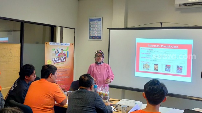 Salah satu peserta Program Inkubasi Sahabat FINATRA yang digunakan calon memasarkan dimsum dengan menyewa pengemudi sepeda motor dengan boks jualan [Suara.com/CNR ukirsari].