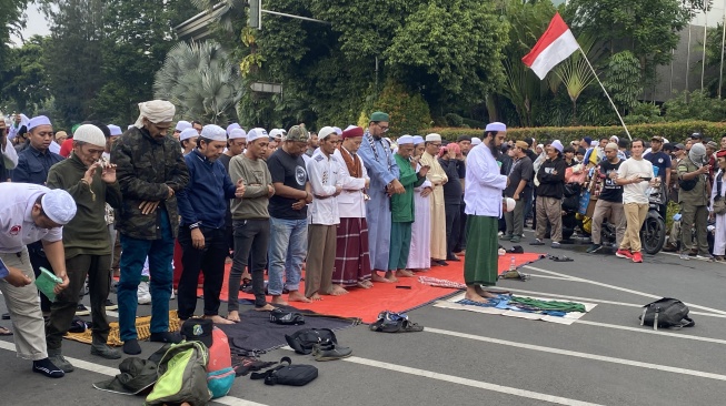 Polisi Bubarkan Demo Granati LGBT yang Tolak Konser Coldplay di GBK