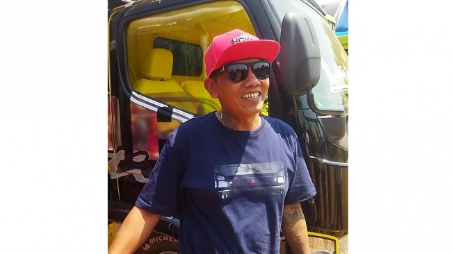 Agus Jeblok bercerita tentang truk Canter kesayangannya dalam acara Jambore Nasional ke-10 Canter Mania Indonesia Community (CMIC) di tempat Kudus, Jateng pada akhir Oktober 2023. [Suara.com/Liberty Jemadu]
