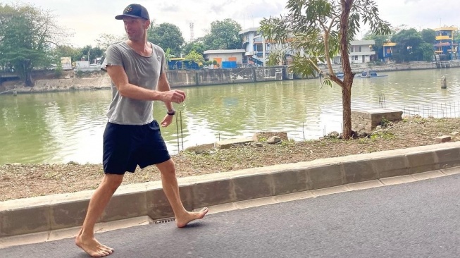 Bak Tempat Bersejarah, Tempat Chris Martin Jalan-Jalan Nyeker di Waduk Setiabudi Dipasangi Spanduk