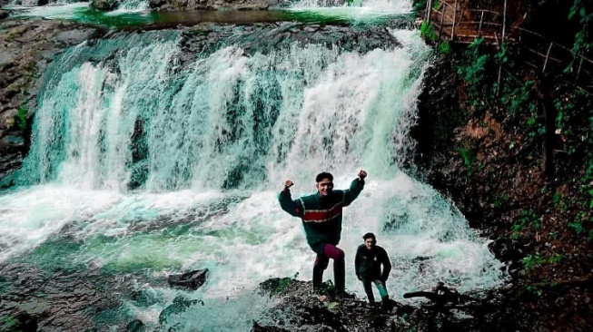 Ulasan Wisata Curug Layung: Setelah Semalaman Camping, Bisa Menikmati Curug