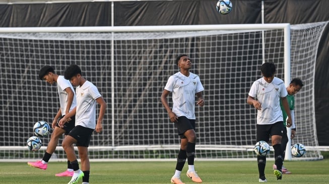 Kapten Timnas Indonesia Muhammad Iqbal Gwijangge (tengah) bersama rekan-rekannya mengikuti latihan jelang pertandingan kedua babak penyisihan Grup A Piala Dunia U-17 2023 di Lapangan Latihan A Stadion Gelora Bung Tomo, Surabaya, Jawa Timur, Minggu (12/11/2023).  ANTARA FOTO/Aditya Pradana Putra/aww.