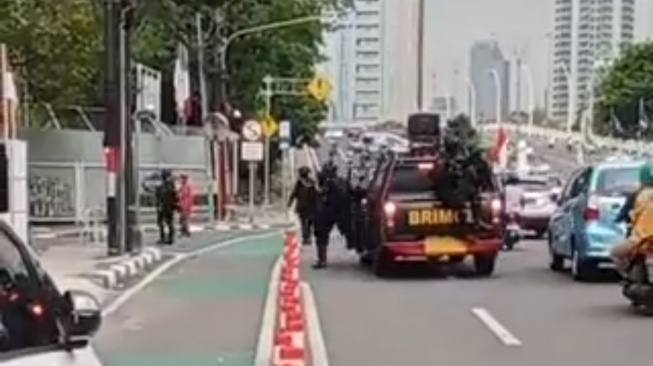 Sejumlah anggota Brimob mendatangi salah satu rumah relawan Ganjar Pranowo di area Jalan HOS. Cokroaminoto, Menteng, Jakarta Pusat, pada Selasa (14/11/2023) kemarin. (ist)