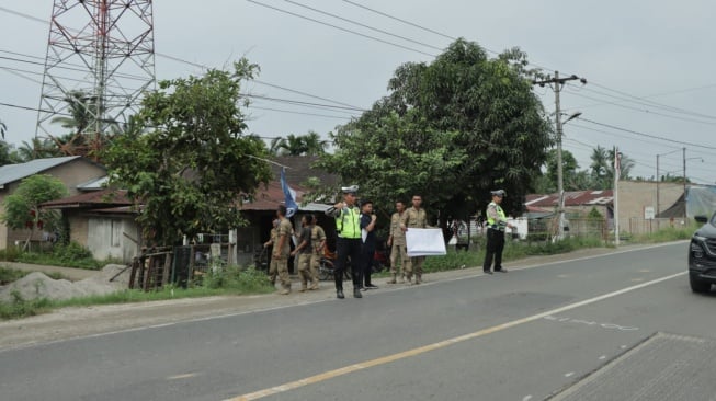 Polres Sergai Kawal Penertiban Alat Peraga Sosialisasi Milik Caleg