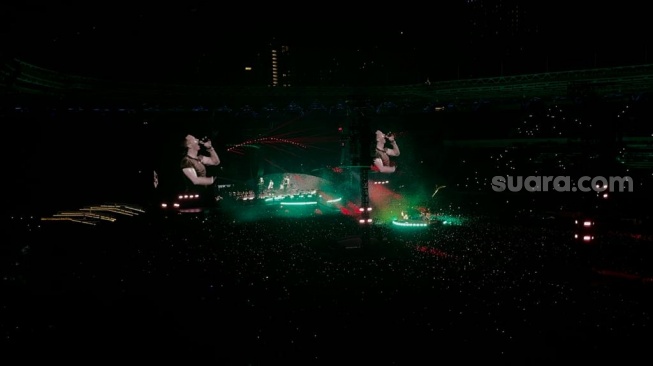 Coldplay menggelar konser di dalam Stadion Utama Gelora Bung Karno (GBK), Jakarta, Rabu (15/11/2023) [Suara.com/Rena Pangesti]