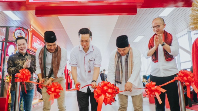 Pembukaan Bazar Kuliner Nusantara Teh Pucuk Harum X Bakul Sarinah resmi dibuka oleh National Sales & Marketing Promotion Head PT Tirta Fresindo Jaya (Mayora Group), Dolphin Siregar, Direktur Project Management & Business Development PT Kereta Cepat Indonesia China (KCIC), Allan Tandiono dan VP Business Development & Partnership PT Sarinah, Dias Adi Dharma, pada Selasa (14/11/2023) di Skybridge Stasiun Kereta Cepat Whoosh, Jakarta. (Foto: Istimewa)