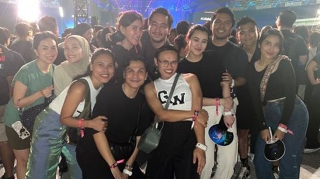 Potret Artis Nonton Coldplay (Instagram/@ritchieismail)