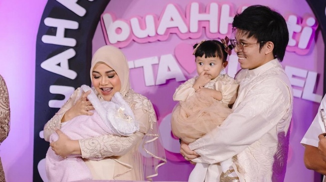 Anak Aurel Hermansyah Disusui Pakai Alat Suntikan, Kok Nggak Langsung Ibunya?