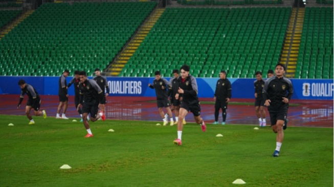 Skuad Timnas Indonesia Saat Berlatih di Stadion Basra International, Irak. (pssi.org)