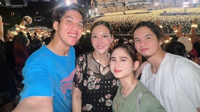 Potret Artis Nonton Coldplay (Instagram/@tissabiani)