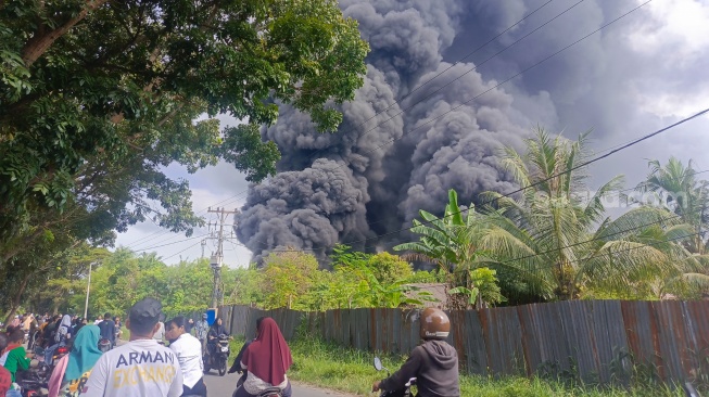 Kebakaran Hebat Landa Gudang Ban Bekas di Medan Marelan, Asap Hitam Tebal Membumbung Tinggi