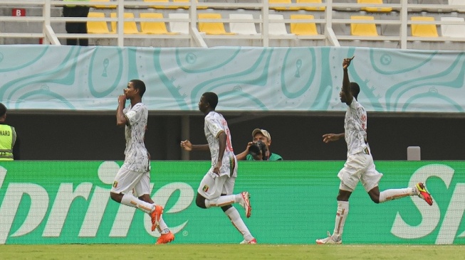 Para pemain Timnas Mali U-17 merayakan gol ke gawang Kanada U-17 pada laga Piala Dunia U-17 2023 di Stadion Gelora Bung Tomo (GBT), Surabaya, Kamis (16/11). [DOC. LOC WCU17]