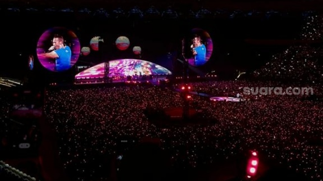 Konser Coldplay dalam Stadion Utama Gelora Bung Karno, Jakarta Pusat pada Rabu (15/11/2023) [Suara.com/Rena Pangesti]