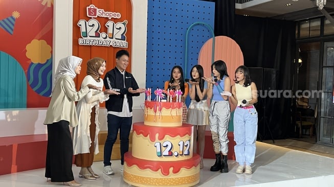 Shopee kembali merayakan Harbolnas 12.12 bersama JKT48, Kamis (18/12/2023). [Suara.com/Dicky Prastya]