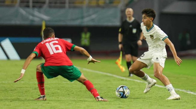 Pemain nasional Indonesia U-17 Welber Jardim mencoba mengatasi pemain Maroko U-17 pada laga hari ketiga Grup A Piala Dunia U-17 2023 di Stadion Gelora Bung Tomo (GBT), Surabaya, Kamis (16/11).  /2023). [Dok. LOC Piala Dunia U-17 2023]