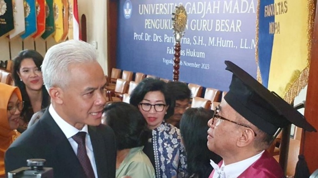 Hadir Dalam Pengukuhan Guru Besar UGM, Ganjar Pranowo Soroti Persoalan BUMN