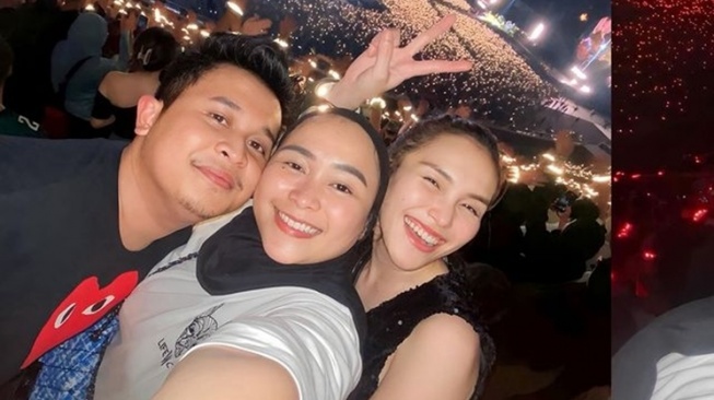 Potret Artis Nonton Coldplay (Instagram/@ayutingting92)