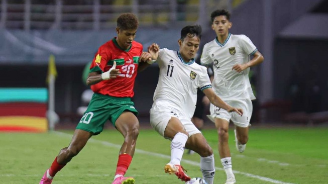 Pemain Timnas U-17 Indonesia Riski Afrisal berusaha melewati pemain Maroko U-17 pada laga hari ketiga Grup A Piala Dunia U-17 2023 di Stadion Gelora Bung Tomo (GBT), Surabaya, Kamis (16/11/ 2023). [Dok. LOC Piala Dunia U-17 2023]