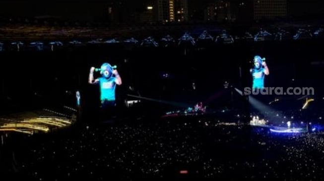 Pakai Topeng Alien, Coldplay Nyanyi Something Just Like This Pakai Bahasa Isyarat di GBK