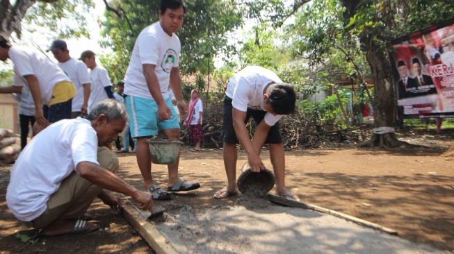 Peduli Masyarakat, SDG Perbaiki Jalan Rusak di Desa Klapanunggal