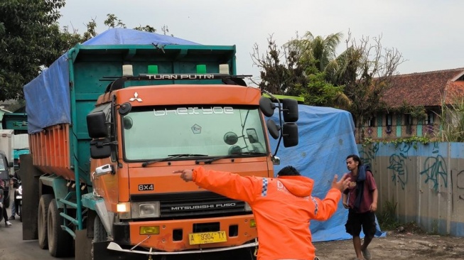 Sopir Mengeluh, Ada Oknum Dishub Diduga Terlibat Pungli di Kantong Parkir Truk