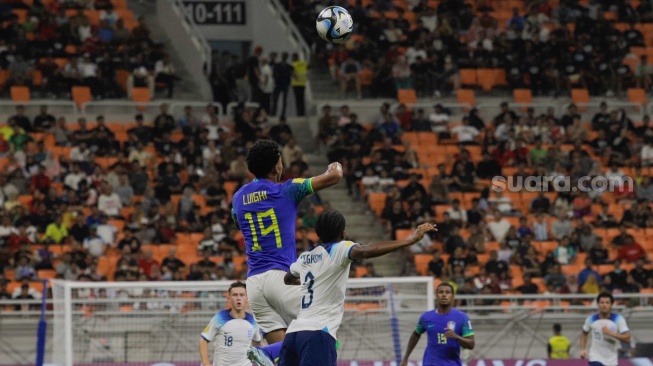 Pesepak bola Timnas Brasil U-17 Luighi berebut bola dengan Pemain Timnas Inggris U-17 Meghoma Jayden pada pertandingan Grup C Piala Dunia U-17 2023 di Jakarta International Stadium (JIS), Jakarta, Jumat (17/11/2023). [Suara.com/Alfian Winanto]