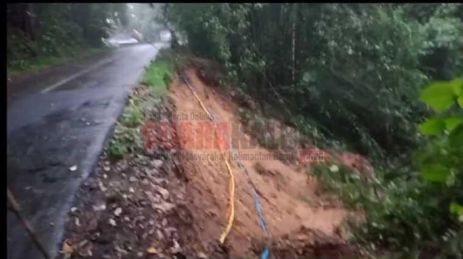 Akses Jalan Bengkayang-Singkawang Nyaris Lumpuh usai Bukit Vandering Longsor