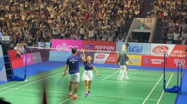 Arya Saloka dan Ziva Magnolya menang dalam laga ganda campuran Tepok Bulu 2023 di Istora Senayan, Jakarta, Jumat (17/11/2023) [Suara.com/Tiara Rosana]