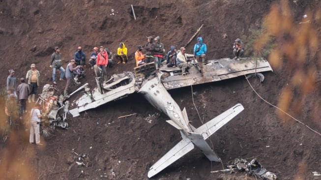 Medan Terjal Dan Cuaca Ekstrem, TNI AU Belum Bisa Evakuasi Seluruh Bagian Pesawat Super Tucano Yang Jatuh Di Pasuruan