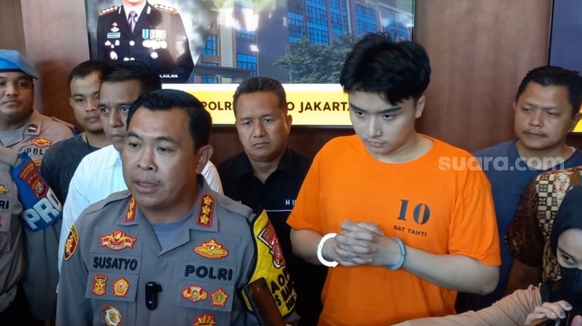 Leon Dozan menyampaikan dalam rilis kasus penganiayaan di Polres Jakarta Pusat, Jumat (17/11/2023). [Pahami.id/Tiara Rosana]