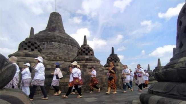 Potret Umat Buddha Doa Bersama di Candi Borobudur untuk Palestina