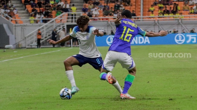 Pesepak bola Timnas Inggris U-17 Golding Michael berusaha melewati Pemain Timnas Brasil U-17 Joao Henrique pada pertandingan Grup C Piala Dunia U-17 2023 di Jakarta International Stadium (JIS), Jakarta, Jumat (17/11/2023). [Suara.com/Alfian Winanto]