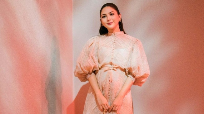 OOTD Jessica Mila Selama Hamil, Tampil Feminin dan Elegan (Instagram)