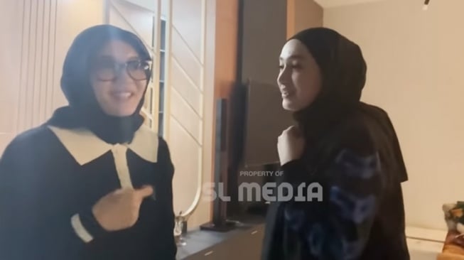 Potret Kedekatan Putri Delina dan Santyka Fauziah (YouTube SL Media)