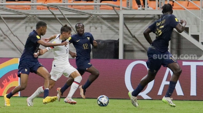 Pesepak bola Timnas Amerika Serikat U-17 David Vazquez berusaha melewati pemain Timnas Prancis U-17 pada pertandingan Grup E Piala Dunia U-17 2023 di Jakarta International Stadium (JIS), Jakarta, Sabtu (18/11/2023). [Suara.com/Alfian Winanto]
