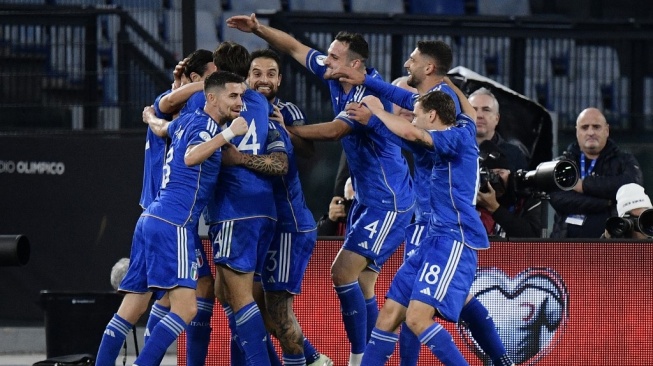 Bek Italia Matteo Darmian (tengah) merayakan gol ke gawang Makedonia Baru bersama rekan satu timnya dalam pertandingan Grup C kualifikasi Piala Eropa 2024 di Stadion Olimpiade di Roma, 18 November 2023.Filippo MONTEFORTE / AFP