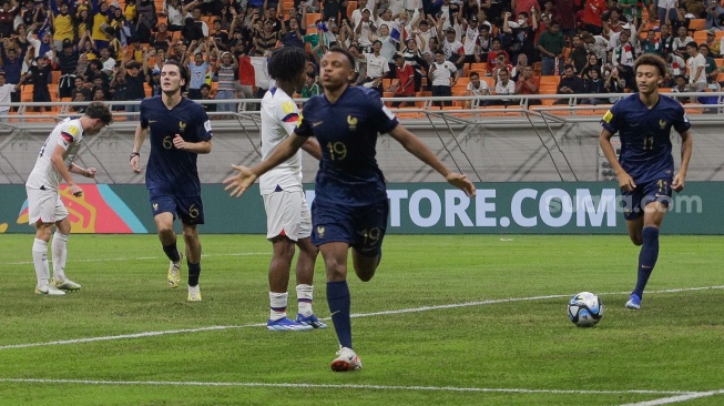 Pesepak bola Timnas Prancis U-17 Joan Tincres berselebrasi dengan rekan setimnya usai berhasil mencetak gol ke gawang Timnas Amerika Serikat U-17 pada pertandingan Grup E Piala Dunia U-17 2023 di Jakarta International Stadium (JIS), Jakarta, Sabtu (18/11/2023). [Suara.com/Alfian Winanto]
