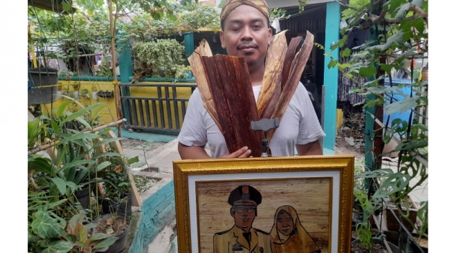 Beda Dari yang Lain, Pelukis di Tangerang Buat Lukisan di Pelepah Pisang